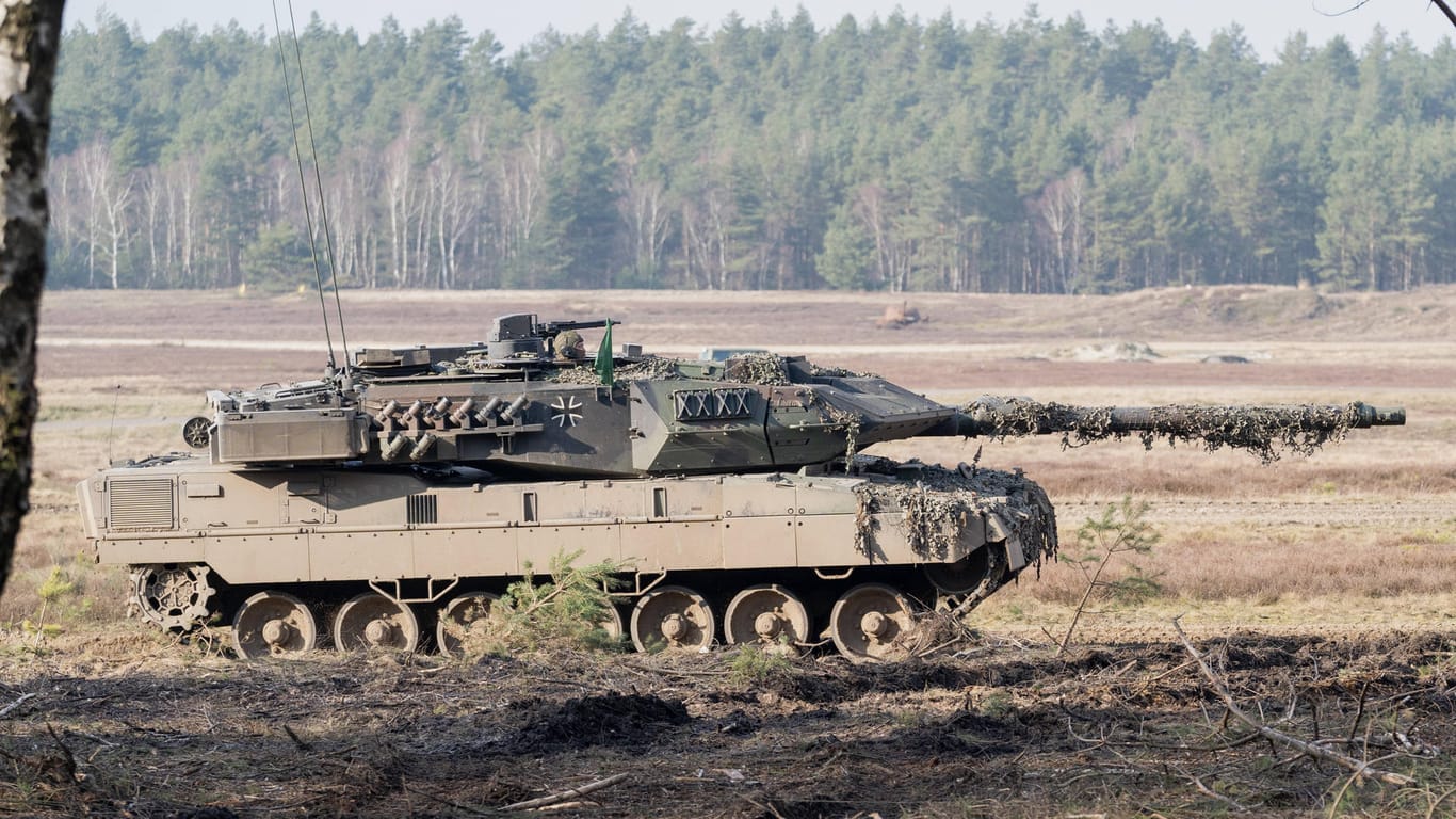 Leopard 2 (Archivbild): Die spanische Regierung will die Ukraine ebenso mit Waffen unterstützen.