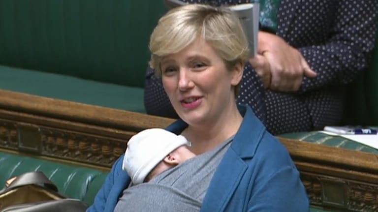 Stella Creasy mit Baby im Parlament: Die Labour-Politikerin würde ihr Kind gerne mit zur Arbeit bringen dürfen.