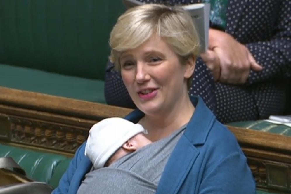 Stella Creasy mit Baby im Parlament: Die Labour-Politikerin würde ihr Kind gerne mit zur Arbeit bringen dürfen.