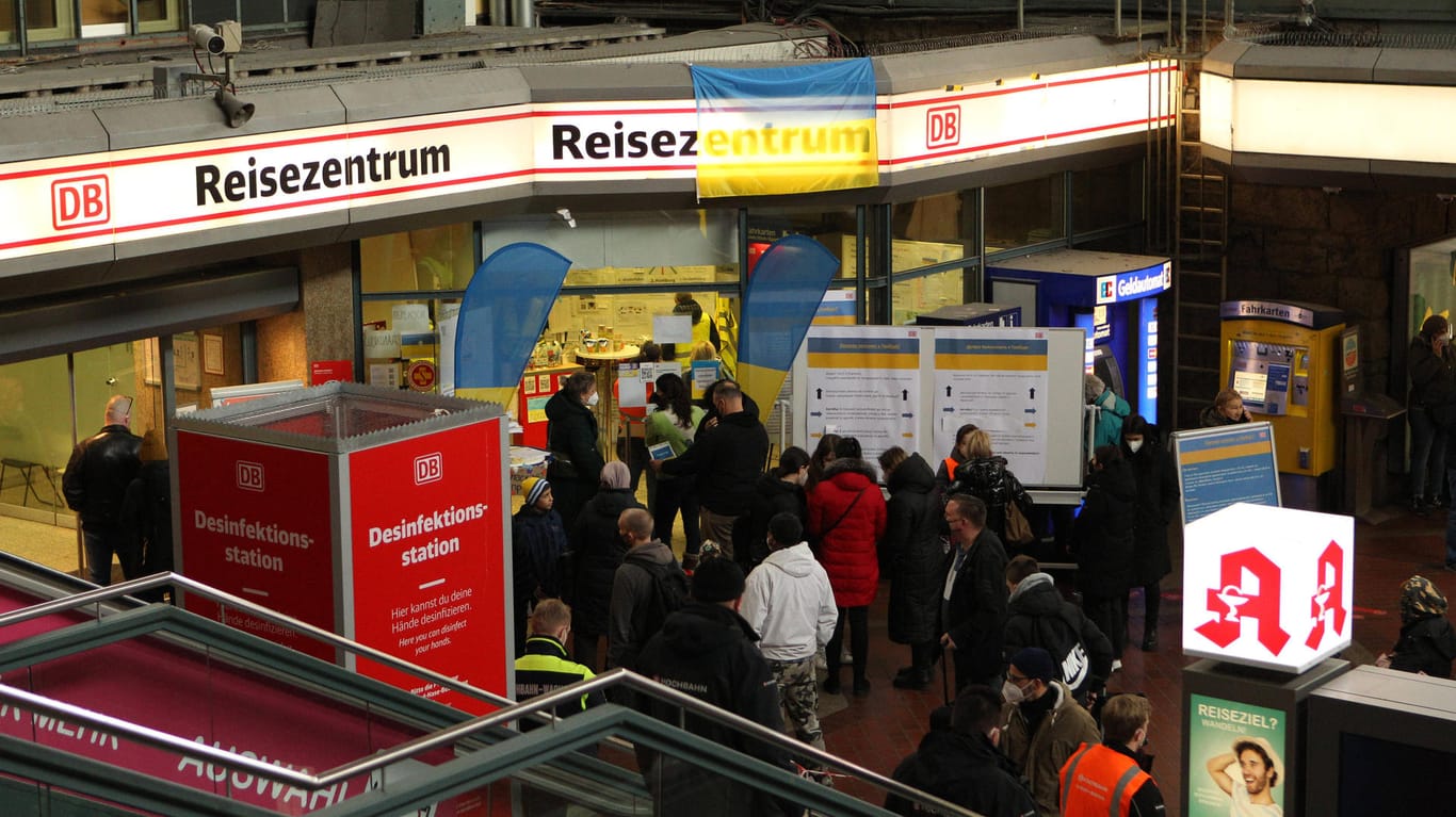 Ukrainische Flüchtlinge stehen vor dem Reisezentrum der Deutschen Bahn in Hamburg: Die Flüchtlinge tauchen in der Statistik der Arbeitsagentur auf.