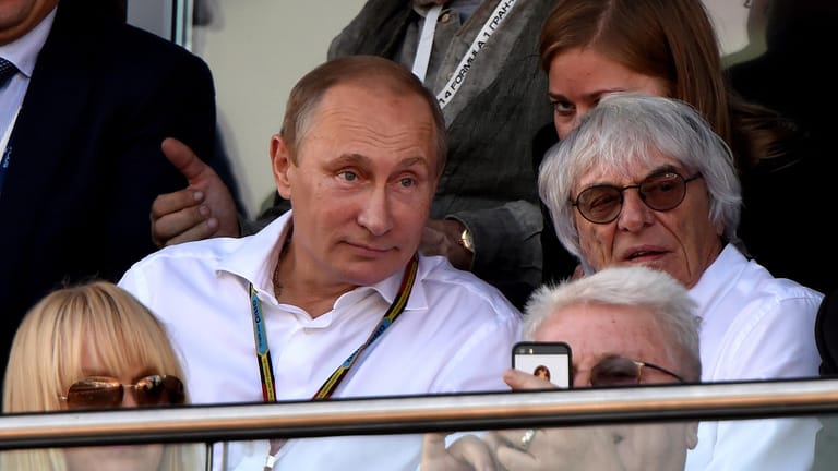 Wladimir Putin (l) und Bernie Ecclestone (r) beim Großen Preis von Russland im Jahr 2014: Seit Beginn des russischen Angriffskrieges haben die beiden noch nicht miteinander kommuniziert, so Ecclestone.