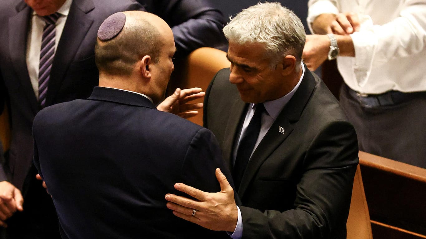 Naftali Bennett (l.) und Jair Lapid, Jerusalem: Bis zu den Neuwahlen übernimmt Außenminister Lapid das Amt des Premierministers von Bennett.