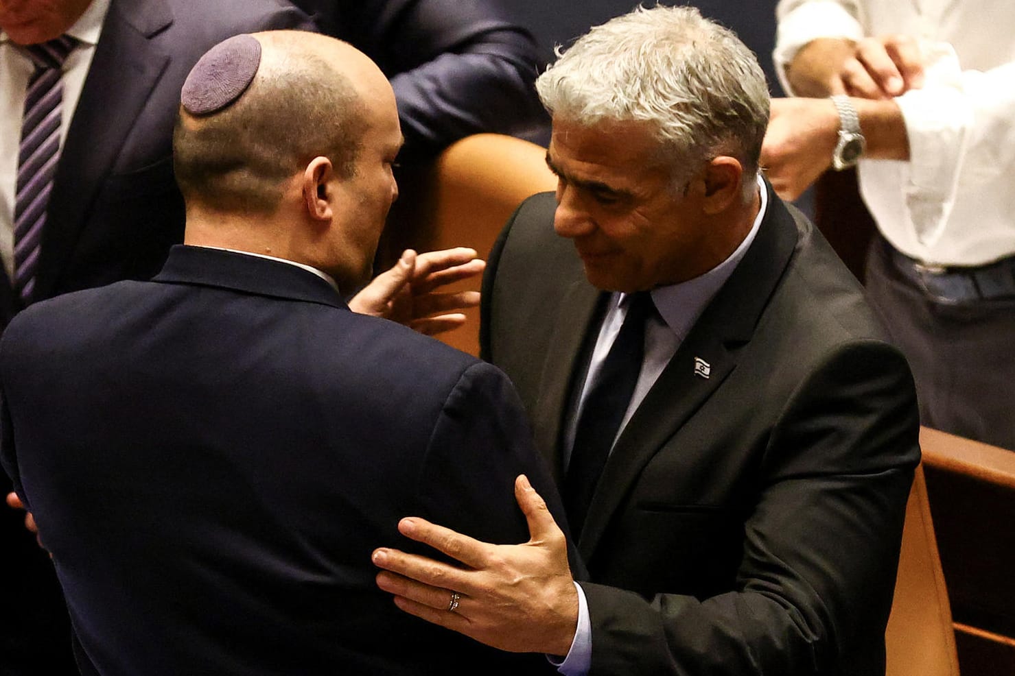 Naftali Bennett (l.) und Jair Lapid, Jerusalem: Bis zu den Neuwahlen übernimmt Außenminister Lapid das Amt des Premierministers von Bennett.