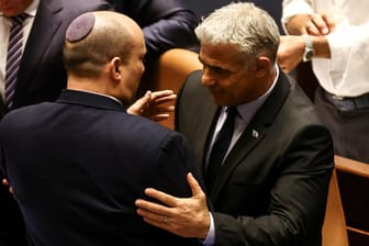 Naftali Bennett (l.) und Jair Lapid, Jerusalem: Bis zu den Neuwahlen übernimmt Außenminister Lapid das Amt des Premierministers von Bennett.