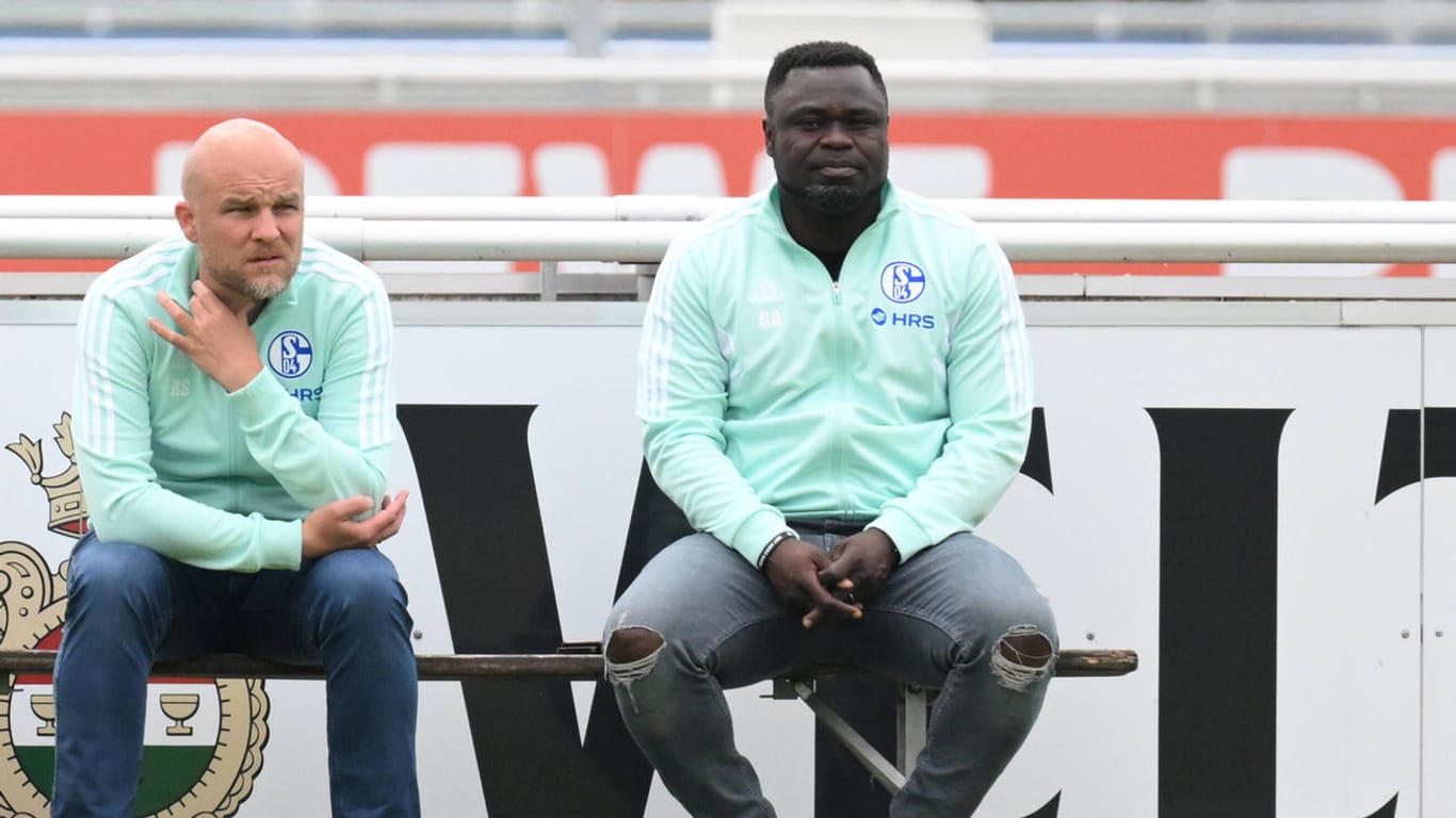 Rouven Schröder (l) und Gerald Asamoah (r): Die beiden leiten in enger Zusammenarbeit die Geschicke des Schalker Profikaders.