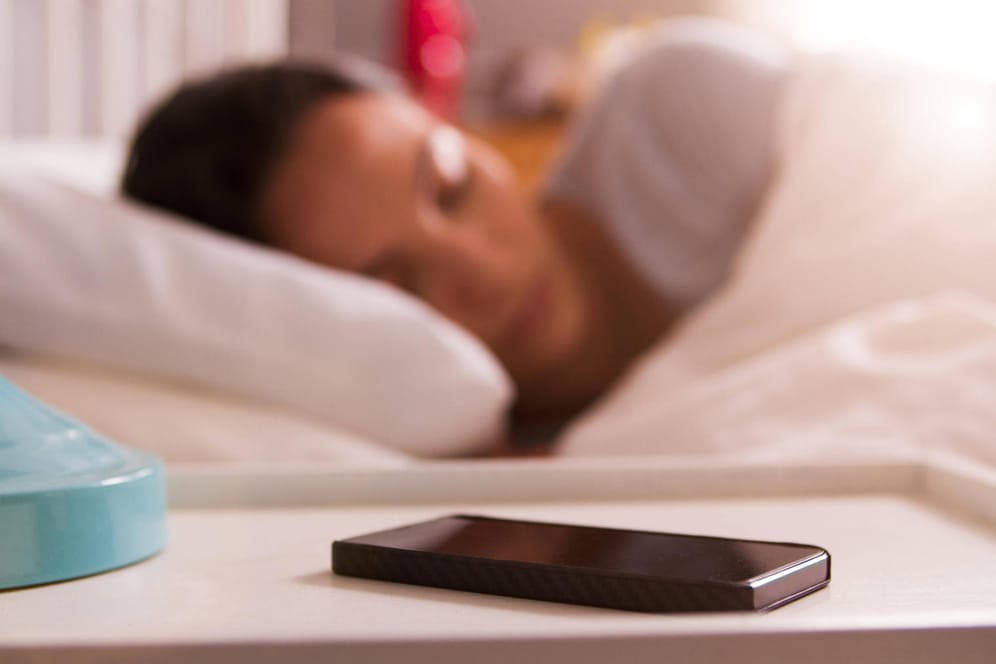 Handy im Schlafzimmer (Symbolbild): Eine Frau hat ins Telefon geschnarcht – eine Bekannte sorgte sich.