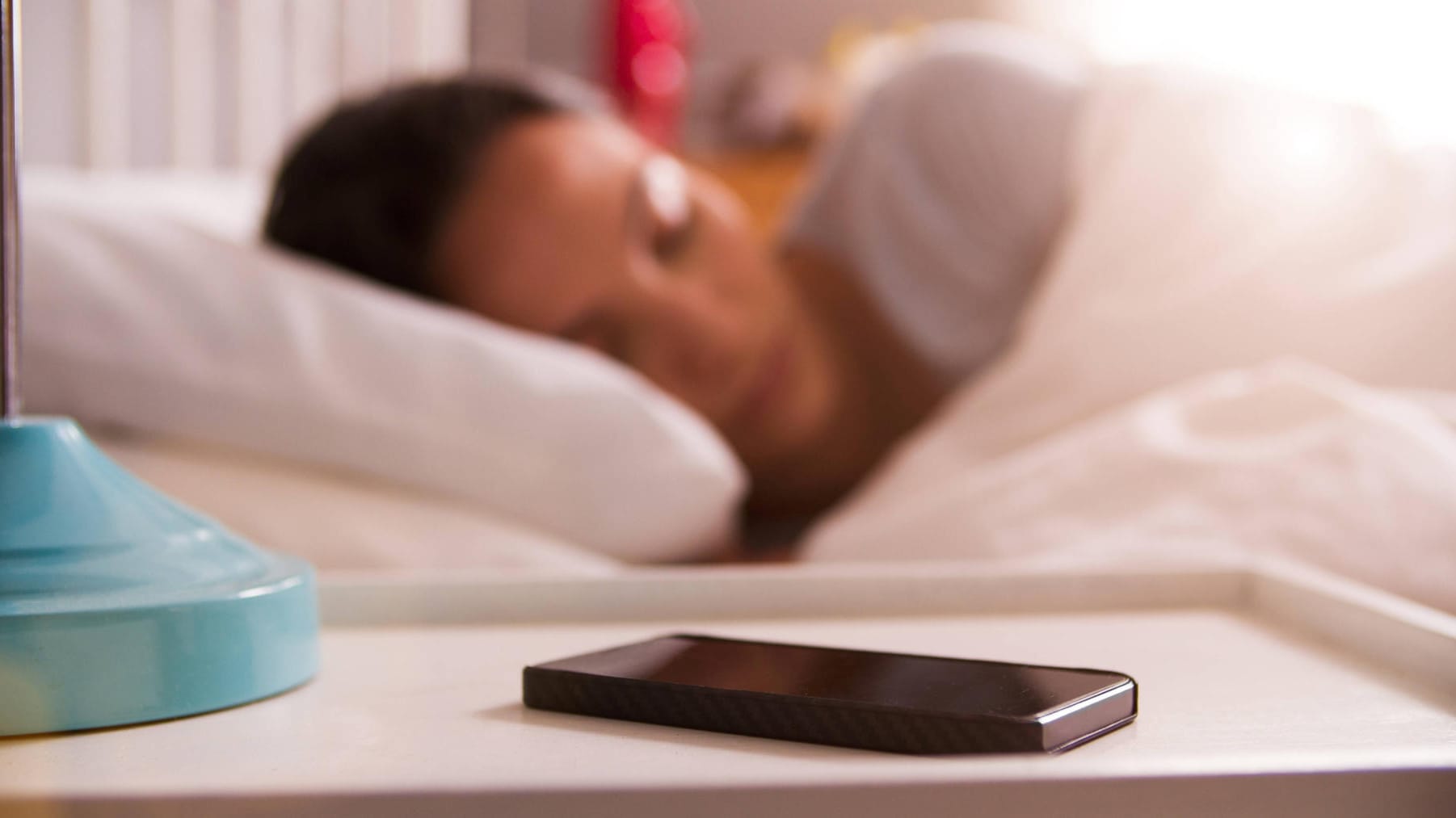 Handy im Schlafzimmer (Symbolbild): Eine Frau hat ins Telefon geschnarcht – eine Bekannte sorgte sich.