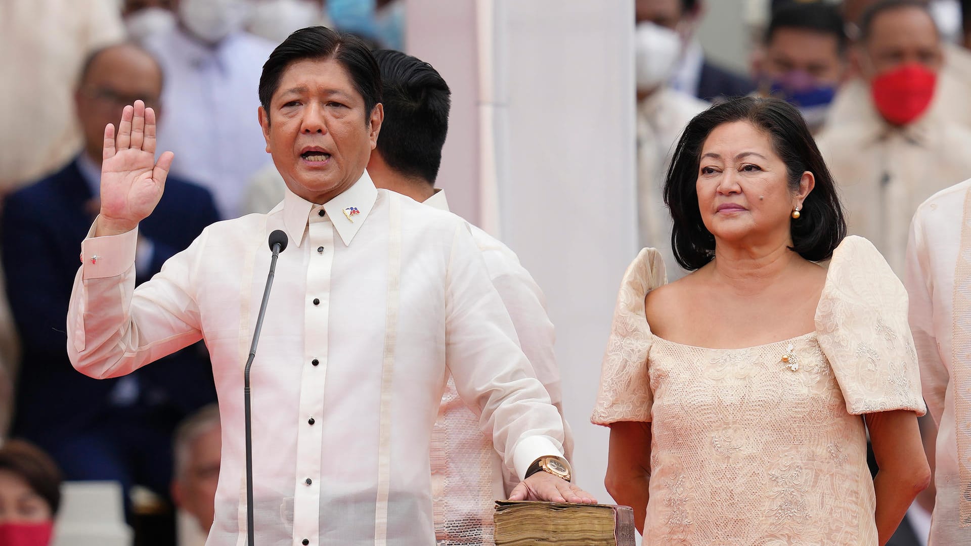 Ferdinand "Bongbong" Marcos Jr. (l.) und seine Frau Maria Louise: Nach der Vereidigung lobte Marcos Jr. die Politik seines Vaters.