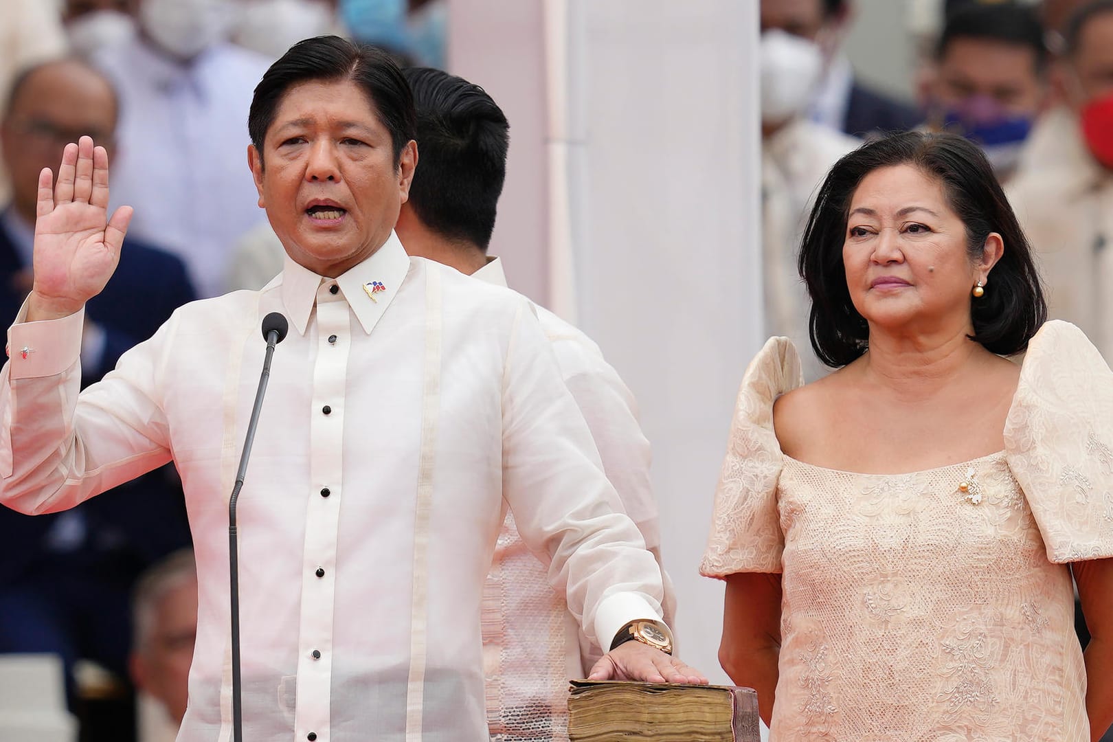 Ferdinand "Bongbong" Marcos Jr. (l.) und seine Frau Maria Louise: Nach der Vereidigung lobte Marcos Jr. die Politik seines Vaters.