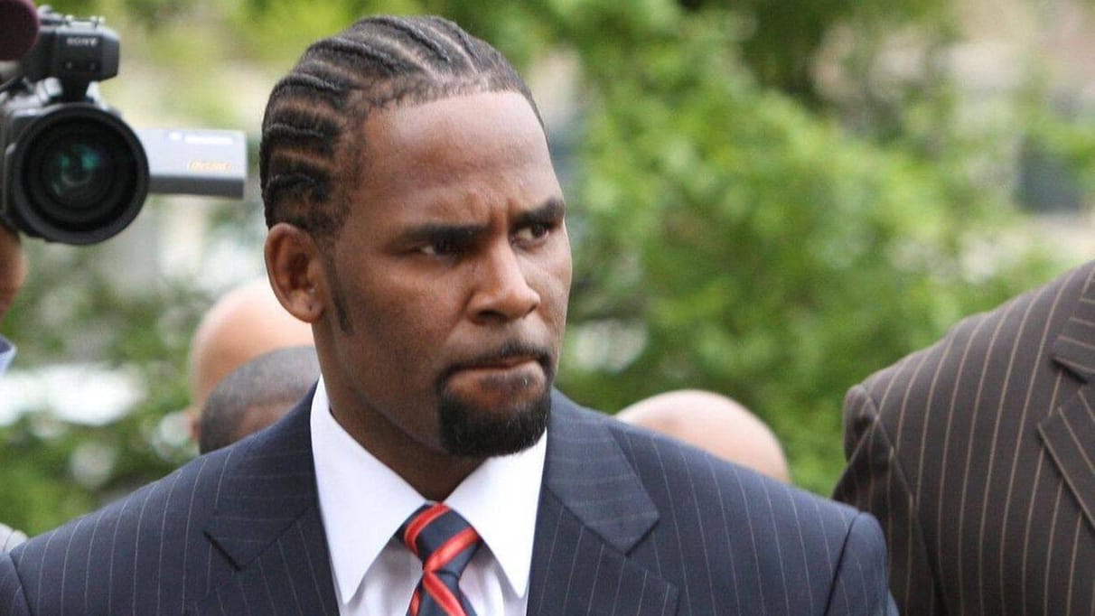 R. Kelly: Der Sänger wurde zu einer Gefängnisstrafe von 30 Jahren verurteilt.