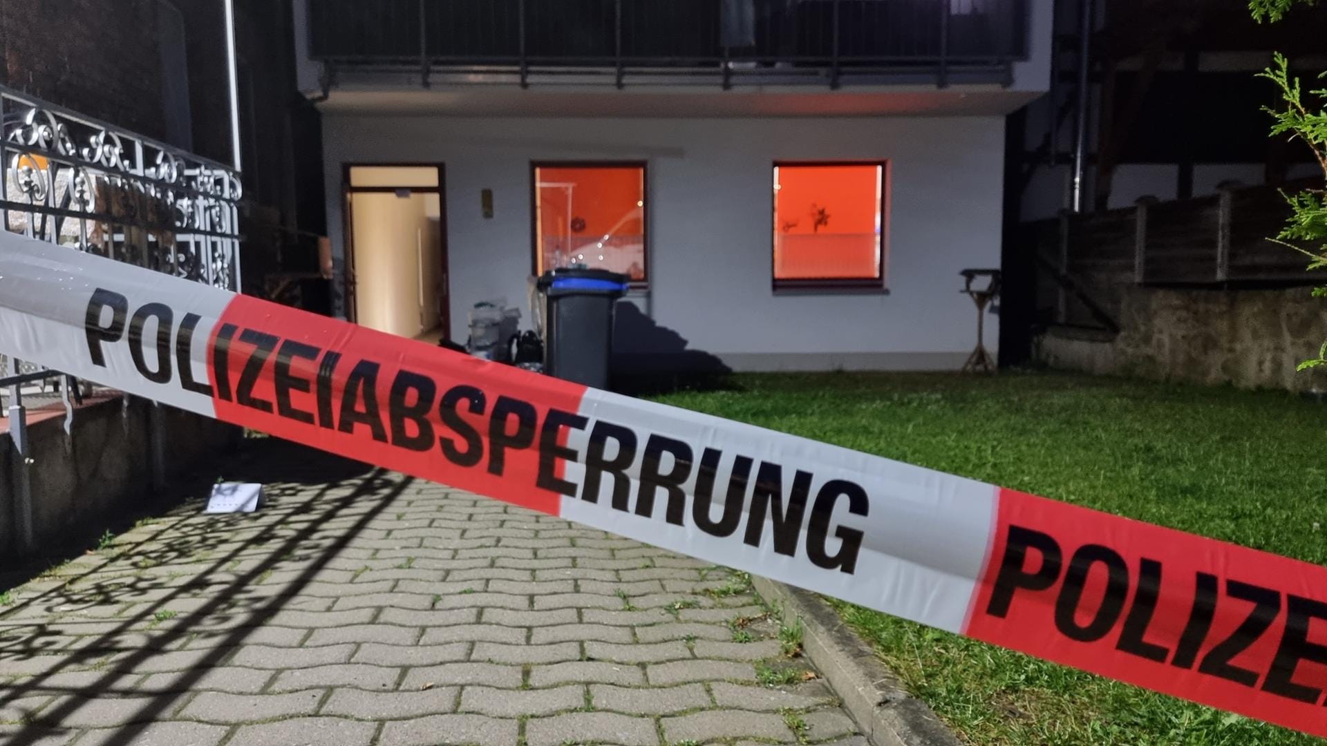 Tatort in Obernkirchen: Eine 75-jährige Frau ist am Montag in ihrem Schreibwarengeschäft tot aufgefunden worden. Tatort in Obernkirchen: Eine 75-jährige Frau ist am Montag in ihrem Schreibwarengeschäft tot aufgefunden worden.