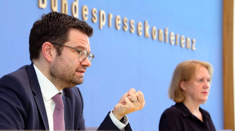 Justizminister Buschmann und Familienministerin Paus: Sie stellten am Donnerstag die Eckpunkte für ein geplantes Selbstbestimmungsgesetz vor.