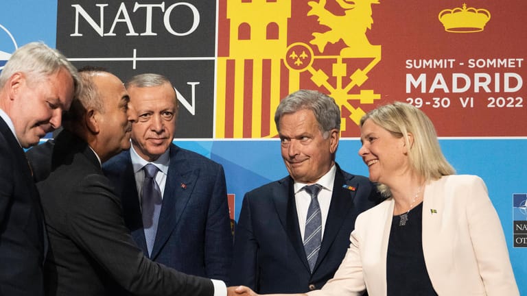 Der türkische Außenminister Çavuşoğlu und Präsident Erdoğan mit dem finnischen Präsidenten Sauli Niinistö und Schwedens Ministerpräsidentin Magdalena Andersen: In Madrid wurde eine Einigung erreicht.