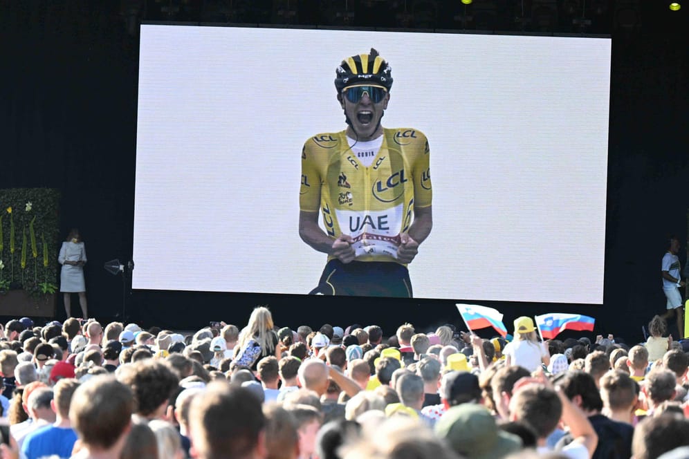 Tadej Pogacar auf großem Bildschirm: Bei der Tour-Vorstellung in Kopenhagen wurde der Gelb-Coup des Slowenen aus dem Vorjahr nochmal in Highlights gezeigt.