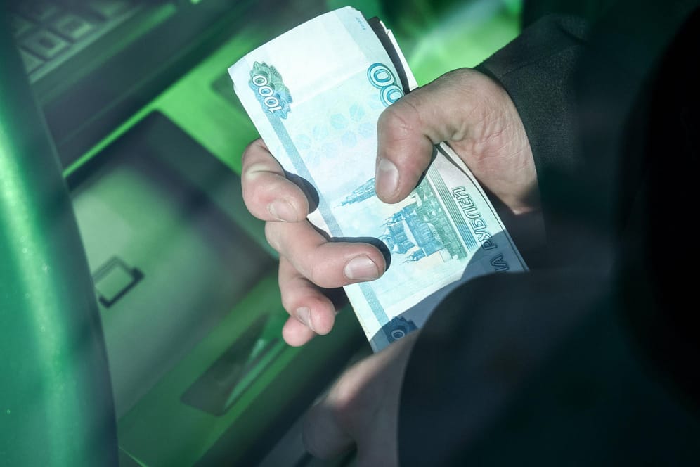 Ein Mann hebt Geld an einem Automaten in Moskau ab (Symbolbild): Der Rubelkurs ist in den vergangenen Monaten erst deutlich abgestürzt und dann in ungeahnte Höhen geschnellt.