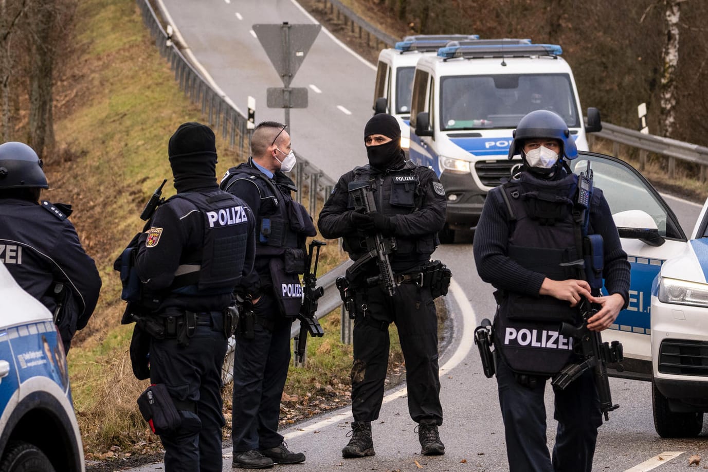 Polizisten in der Nähe des Tatortes bei Kusel: Im Prozess um die Polizistenmorde sagte der zweite Angeklagte aus.