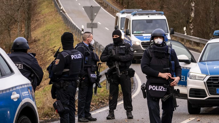 Polizisten in der Nähe des Tatortes bei Kusel: Im Prozess um die Polizistenmorde sagte der zweite Angeklagte aus.