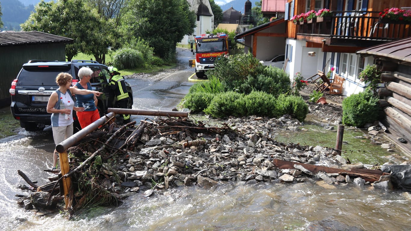 Oberstdorf: Anwohner betrachten die Schäden durch starke Regenfälle.