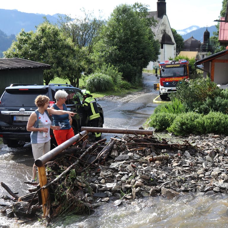 Oberstdorf: Anwohner betrachten die Schäden durch starke Regenfälle.
