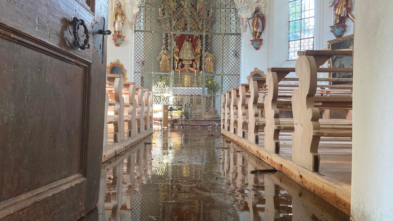 Die Loretto-Kapelle in Oberstdorf: Nach dem Unwetter steht das Wasser in der Kapelle.