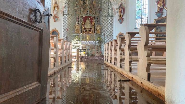 Die Loretto-Kapelle in Oberstdorf: Nach dem Unwetter steht das Wasser in der Kapelle.