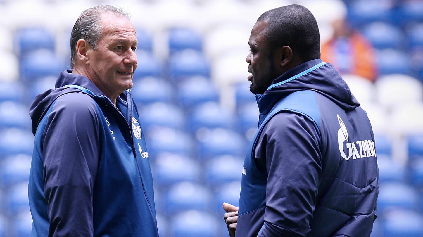 Huub Stevens (l.): Unter keinem anderen Trainer machte t-online-Kolumnist Gerald Asamoah so viele Spiele (114).