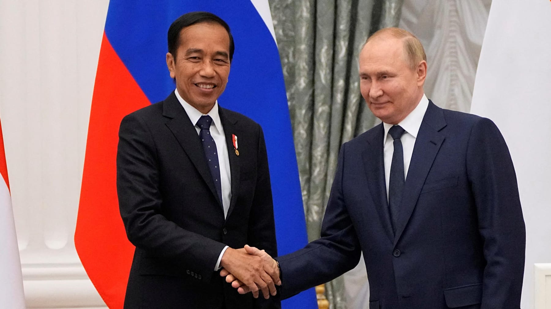 Presiden Indonesia mengunjungi Vladimir Putin – berjabat tangan meskipun mengunjungi Kyiv