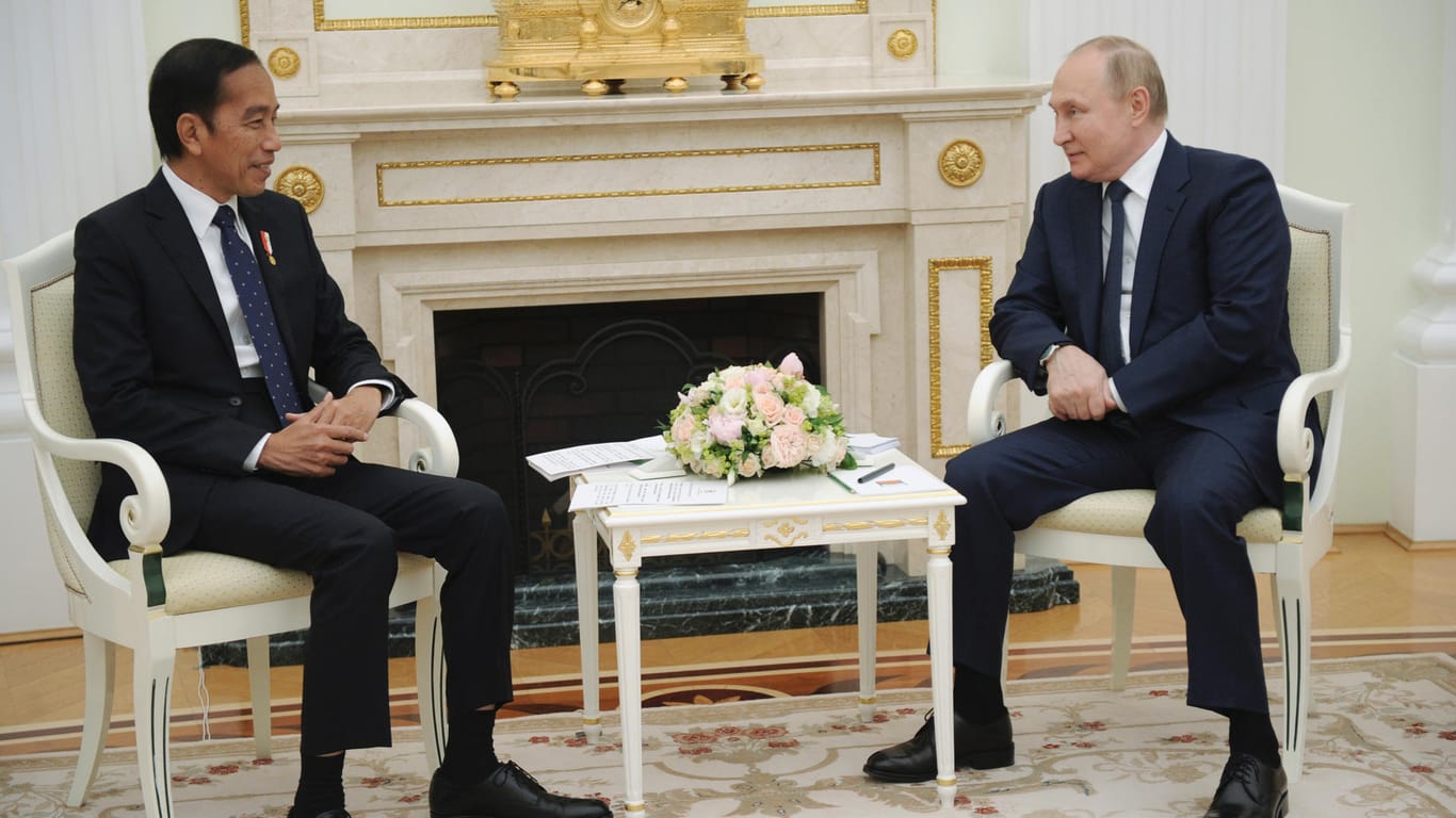 Die beiden Staatschefs Indonesiens und Russlands: Beide trennte im Kreml nur ein Beistelltisch.