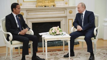 Presiden Indonesia dan Rusia: hanya meja samping yang memisahkan mereka di Kremlin.
