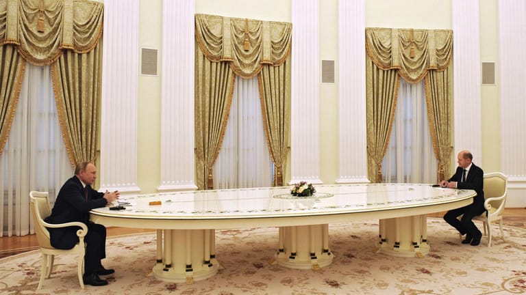 Putin und Scholz: Beim Besuch des Bundeskanzler lagen zwischen den zwei Politikern noch mehrere Meter.