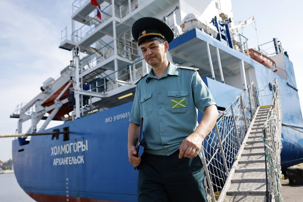 Ein Zollbeamter nahe eines russischen Frachtschiffs in Kaliningrad: Bald sind Eisenbahn- und Straßentransporte für sanktionierte Güter aus Russland offenbar wieder erlaubt.