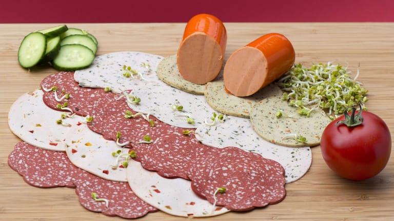 Vegane und vegetarische Wurstersatzprodukte auf einem Teller (Symbolbild): In Frankreich dürfen sie nicht mehr Wurst genannt werden.