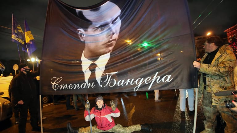 Ukrainer halten ein Banner mit dem Bild des Nationalisten Stepan Bandera (Archivbild): Er wird noch immer als Freiheitsheld verehrt.