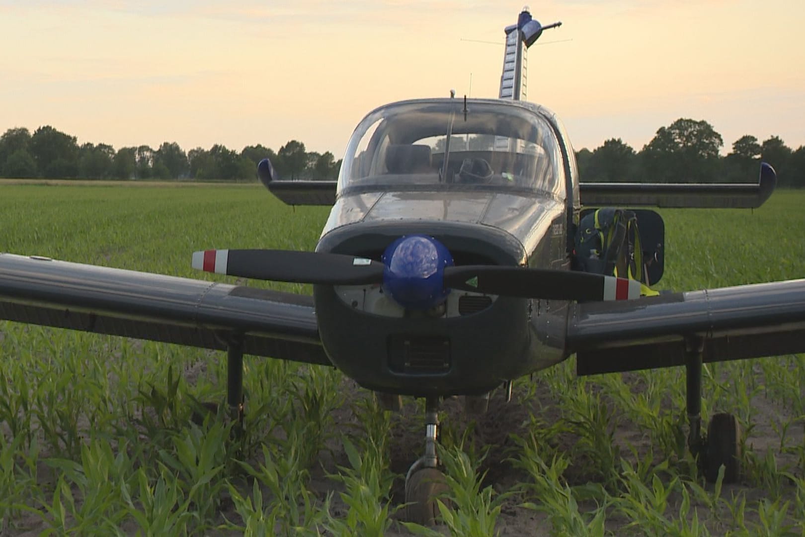 Notladung auf einem Feld vor Ganderkesee: Der Pilot blieb unverletzt.