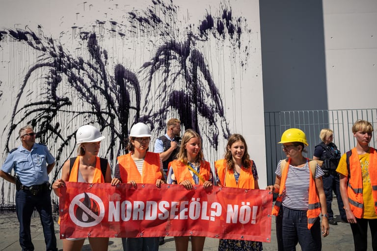 Aktivisten der Gruppe "Letzte Generation" haben die Fassade am Kanzleramt mit schwarzer Flüssigkeit beschmiert: Sie protestieren gegen die Suche nach Öl in der Nordsee.