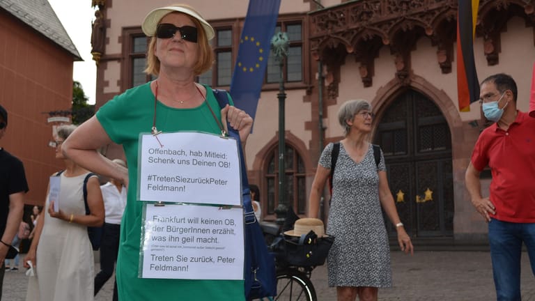 Protestlerin vor dem Frankfurter Römer: "Frankfurt will keinen OB, der BürgerInnen erzählt, was ihn geil macht."