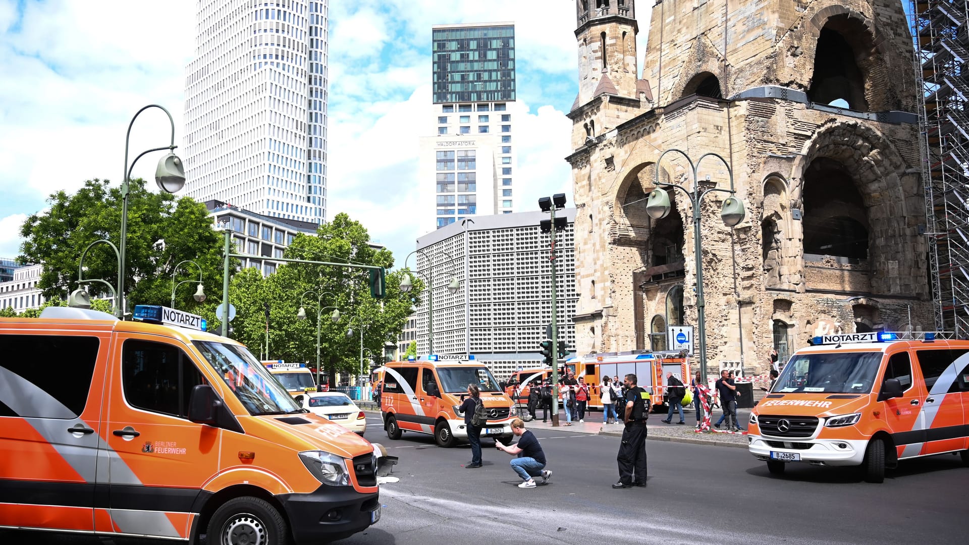 Zahlreiche Rettungskräfte im Berliner Westen: Polizei und Feuerwehr sind im Großeinsatz.