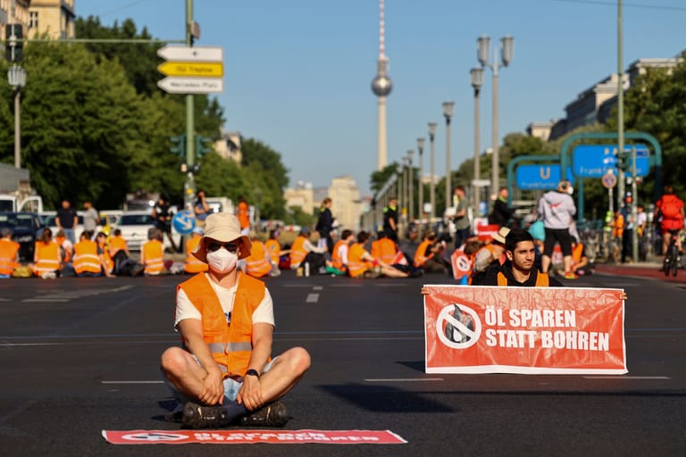 Klimaaktivisten blockieren das Frankfurter Tor: Es bildeten sich lange Staus.