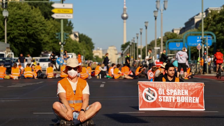 Klimaaktivisten blockieren das Frankfurter Tor: Es bildeten sich lange Staus.
