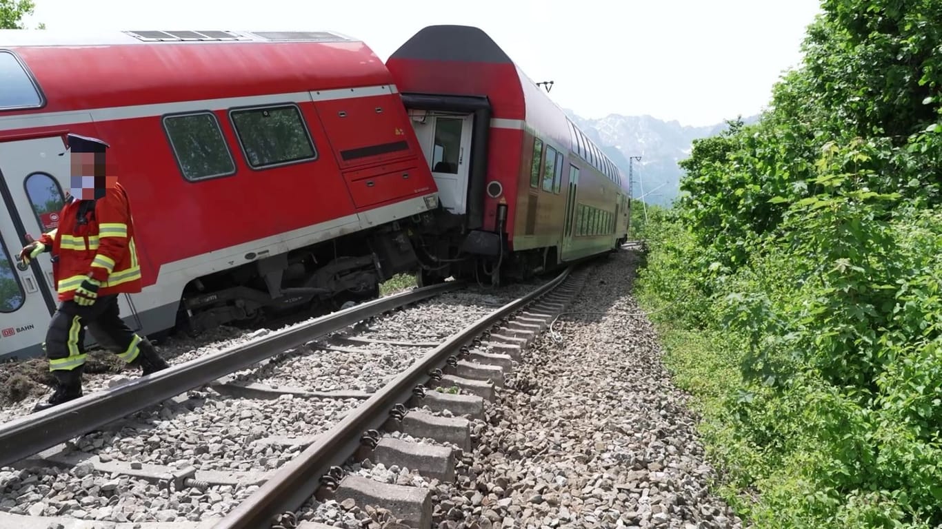 Der entgleiste Zug in Garmisch-Partenkirchen (Archivbild): Die umgestürzten Wägen sind inzwischen geräumt, aber die Strecke noch blockiert.