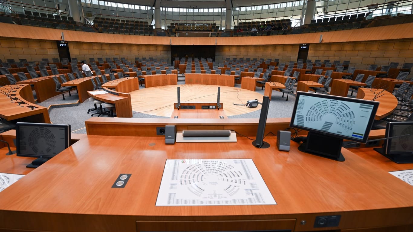 Plenarsaal mit neuer Sitzverteilung im NRW-Landtag