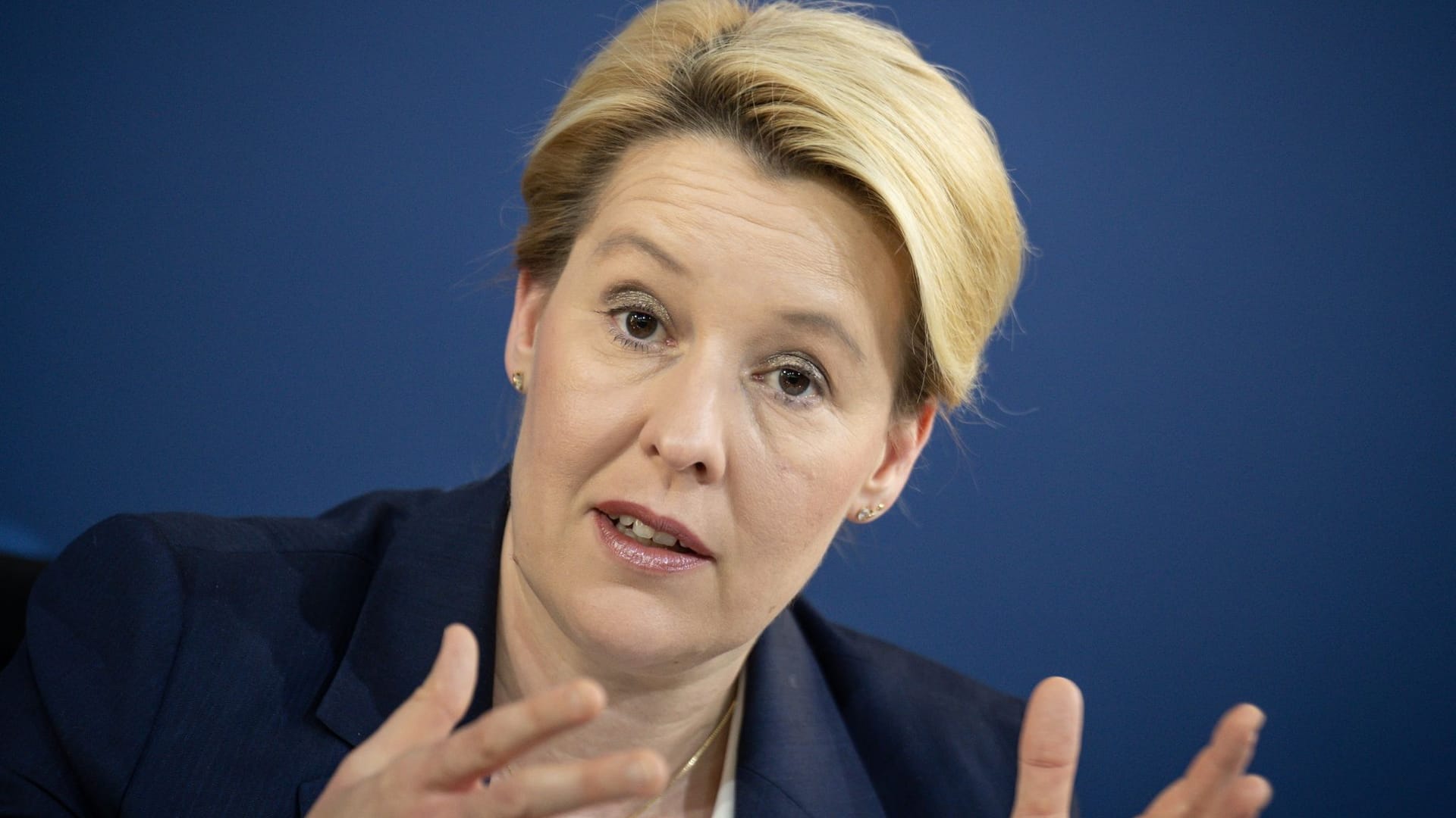 Franziska Giffey (SPD), Regierende Bürgermeisterin von Berlin, auf einer Pressekonferenz (Symbolbild): Autofreie Stadtteile sieht sie als Herausforderung. Franziska Giffey (SPD), Regierende Bürgermeisterin von Berlin, auf einer Pressekonferenz (Symbolbild): Autofreie Stadtteile sieht sie als Herausforderung.