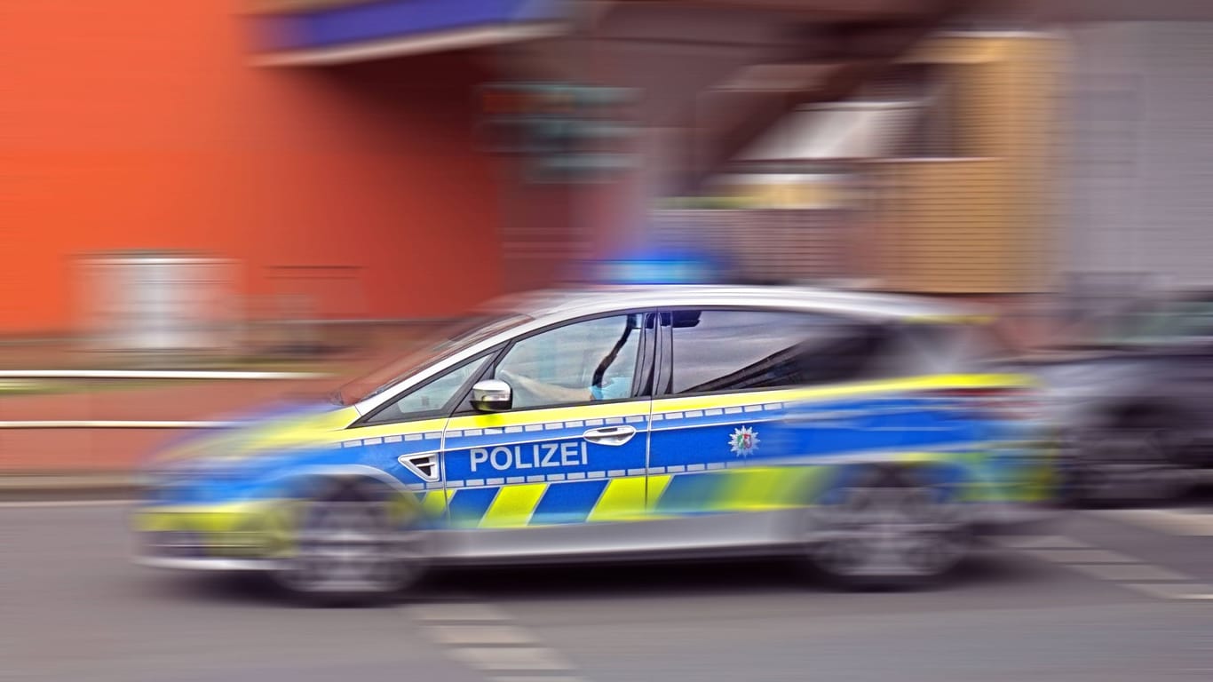 Ein Einsatzfahrzeug der Polizei (Symbolbild): Ein flüchtiger Mann ist nach einer Öffentlichkeitsfahndung wieder aufgetaucht.