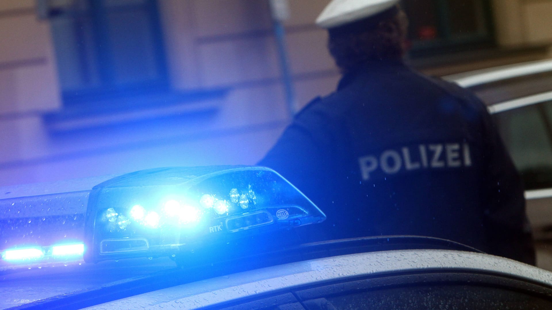 Ein Polizist in Uniform vor einem Einsatzwagen (Symbolbild): Eine Hausdurchsuchung ergab mehrere Hinweise. Ein Polizist in Uniform vor einem Einsatzwagen (Symbolbild): Eine Hausdurchsuchung ergab mehrere Hinweise.