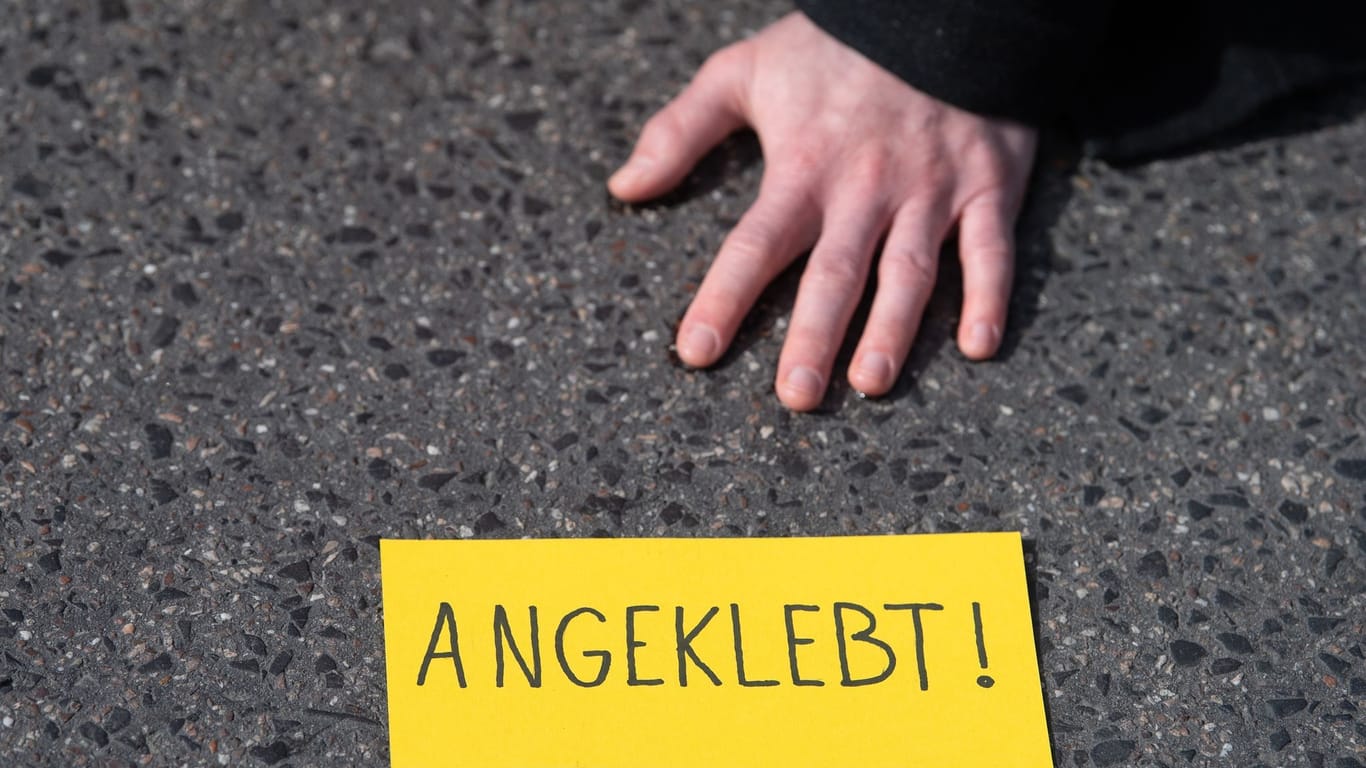 Im Hinblick auf den G7-Gipfel demonstrieren Klimaschützer am Montag in Berlin (Symbolbild): Ein paar von ihnen haben sich am Finanzministerium und der Fahrbahn festgeklebt.