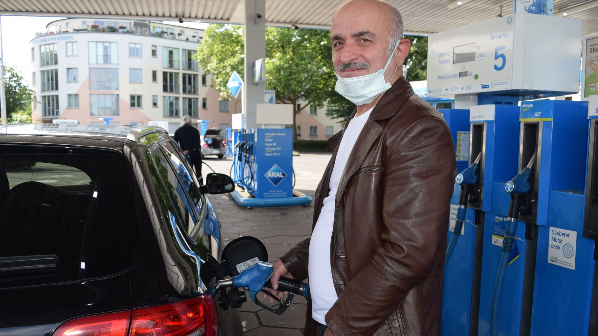 Kenan Terzi fährt täglich 30 Kilometer mit dem Auto.