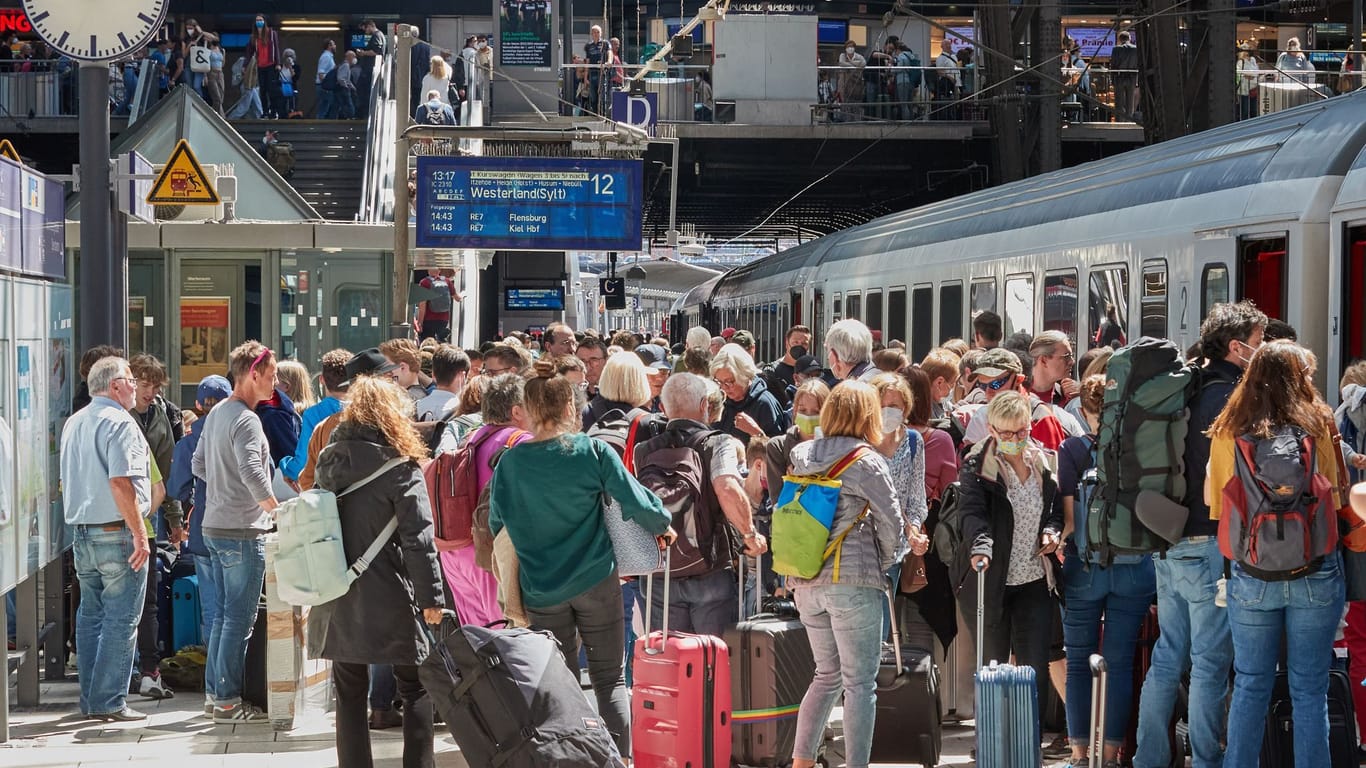 Viele Reisende warten auf einem Bahnsteig im Hauptbahnhof: Auch am Samstag müssen sich Reisende auf volle Gleise und Züge einstellen.