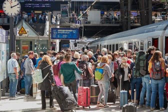 Viele Reisende warten auf einem Bahnsteig im Hauptbahnhof: Auch am Samstag müssen sich Reisende auf volle Gleise und Züge einstellen.