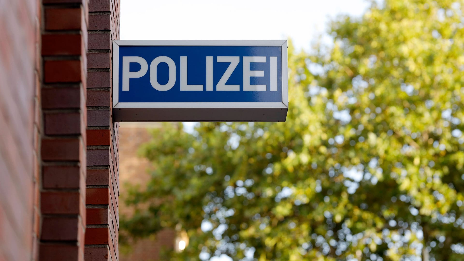 Eine Polizeiwache (Symbolbild): Der Mann wurde wegen Unfallflucht und Trunkenheitsfahrt angezeigt.