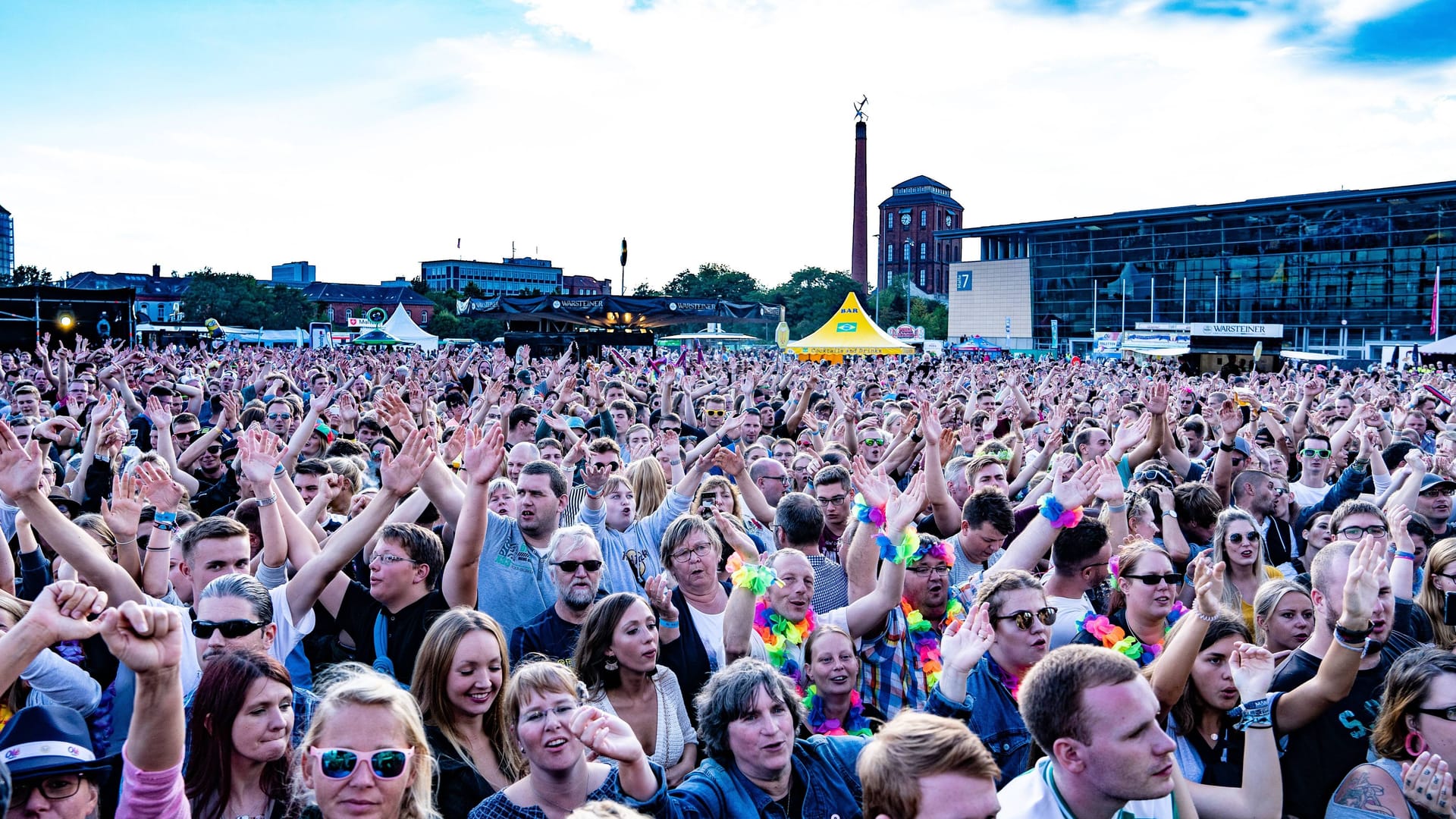 Menschenmengen bei einer Open-Air-Veranstaltung auf der Bürgerweide in Bremen: Wie sicher sind große Events? Menschenmengen bei einer Open-Air-Veranstaltung auf der Bürgerweide in Bremen: Wie sicher sind große Events?